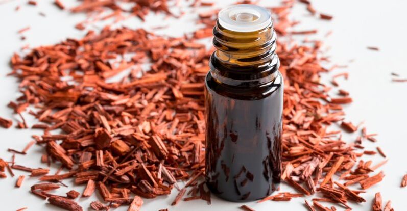 Sandalwood essential oil restores moisture balance to the skin